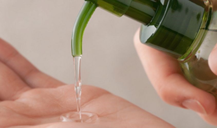 Cho dầu tẩy trang ra lòng bàn tay