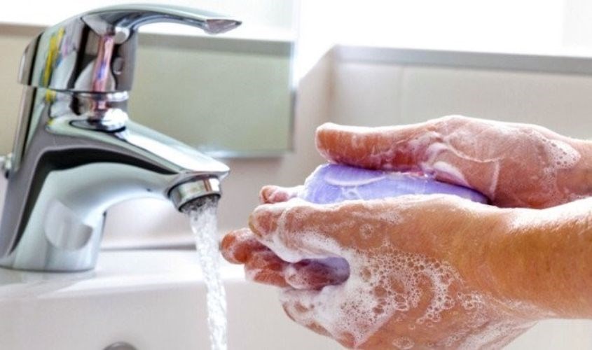 Rửa tay cho sạch dầu