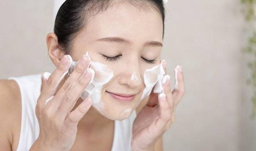 Rửa lại bằng nước ấm cho đến khi hết dầu