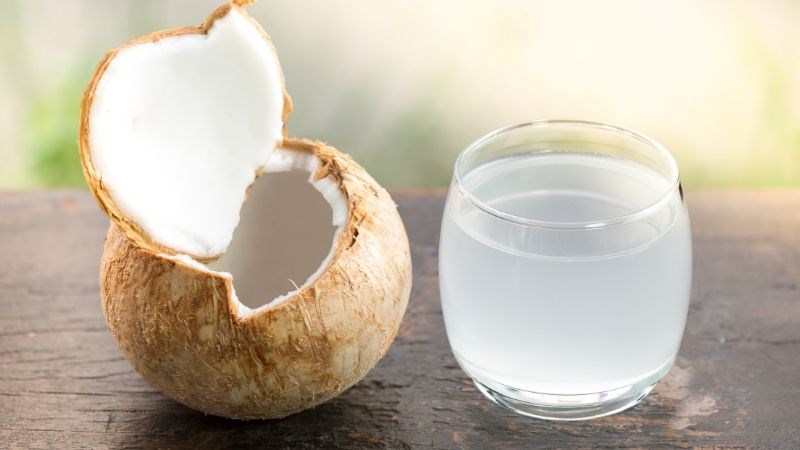 Nước dừa chứa lượng calo thấp