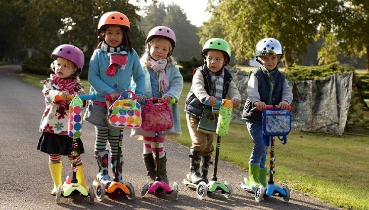 Vui chơi bằng xe scooter sẽ giúp bé khoẻ khoắn và giữ thăng bằng tốt hơn