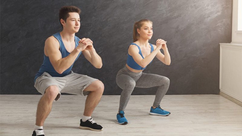 Tư thế squat đúng là mắt nhìn thẳng, giữ lưng và chân thẳng