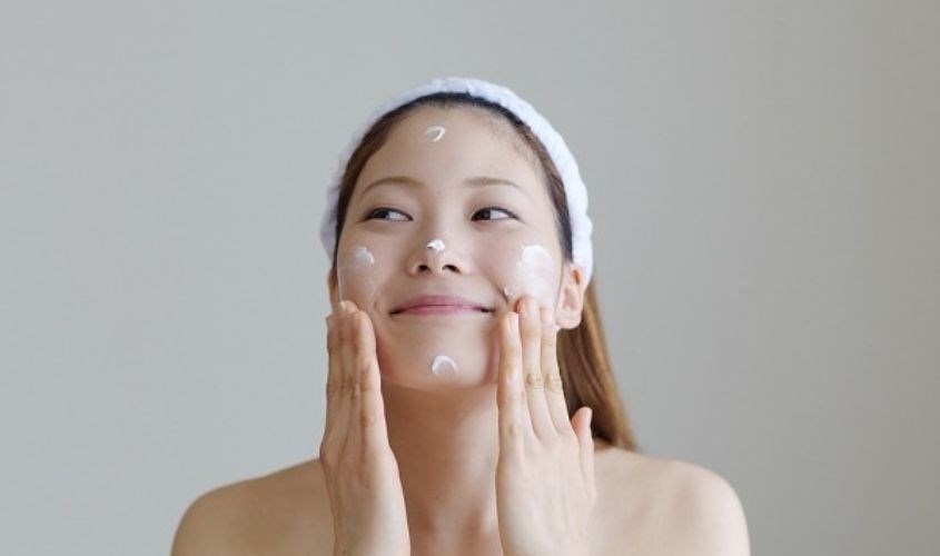 Thoa kem theo chuyển động hướng lên trên