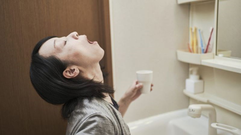 Thực hiện đủ 4 bước súc miệng bằng nước muối sinh lý để mang lại hiệu quả tốt nhất