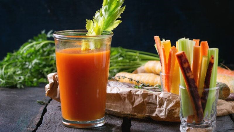 Nước ép cần tây và cà rốt giúp bảo vệ mắt, đồng thời hỗ trợ giảm cân