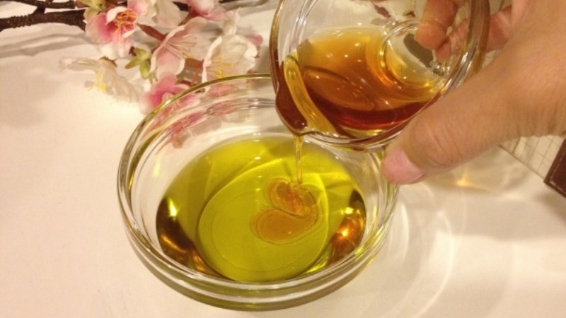 Mật ong và dầu oliu cung cấp nhiều dưỡng chất tốt cho tóc