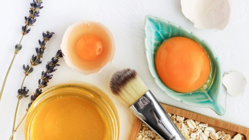Trứng và mật ong có công dụng trị gàu, giảm khô da đầu