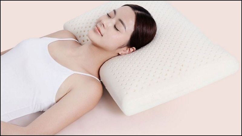 Ngủ nằm ngửa với đầu được kê gối cao là tư thế ngủ tốt nhất cho người bị nghẹt mũi
