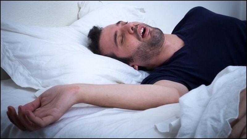Những người ngủ ngáy hoặc đau lưng không nên ngủ nằm ngửa