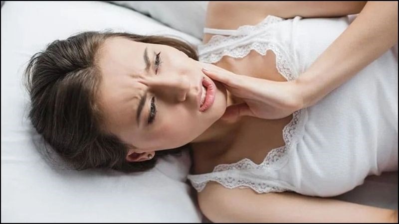Người đang có vấn đề về cơn đau vai hoặc đau hàm không nên ngủ nghiêng