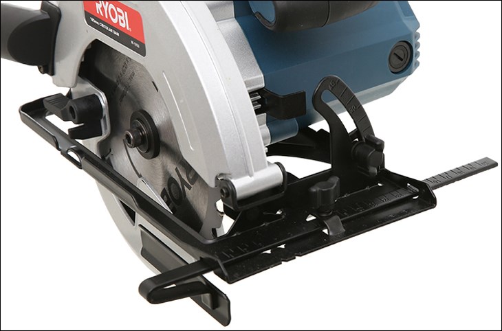 Máy cưa đĩa Ryobi W-1850 1500W được trang bị vành chắn giúp hạn chế bắn mảnh vụn ra trong quá trình cưa, bảo vệ đôi mắt
