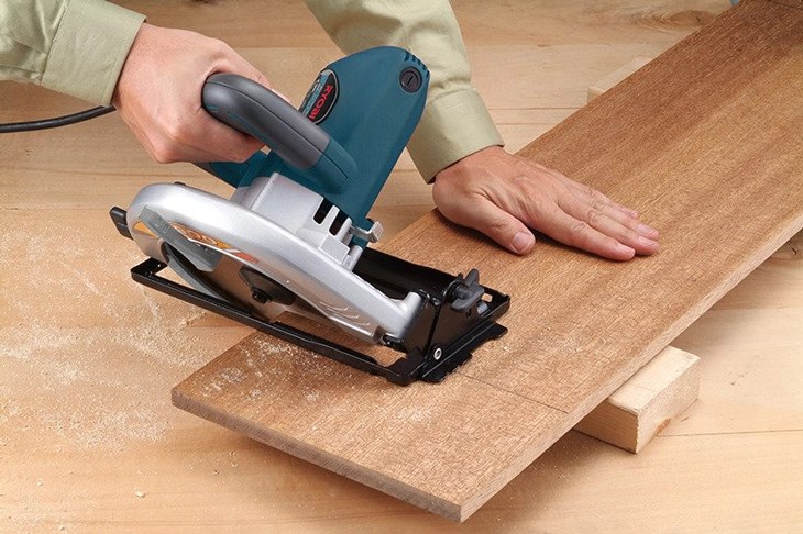 Máy cưa Ryobi sử dụng lưỡi dao sắc bén giúp bạn cưa các vật liệu gỗ dễ dàng