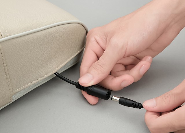 Gối massage Rio Beauty được thiết kế với pin sạc và sử dụng dòng điện trực tiếp vô cùng tiện lợi 