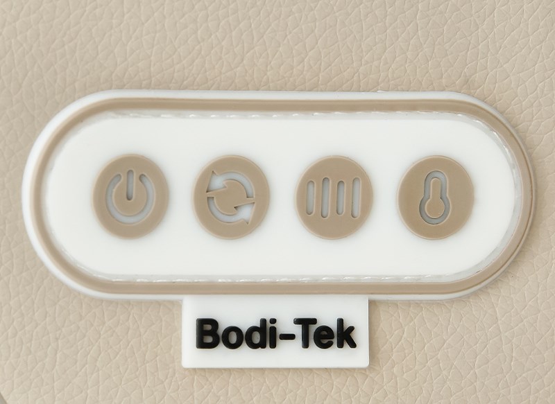 Các thao tác cơ bản như: tắt/mở, điều chỉnh tốc độ,... đều có thể dễ dàng điều khiển thông qua các nút bấm bên trên sản phẩm.