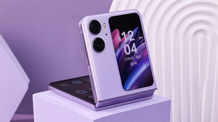 OPPO Find N2 Flip được thiết kế kiểu gập vỏ sò, theo chiều dọc vô cùng nhỏ gọn