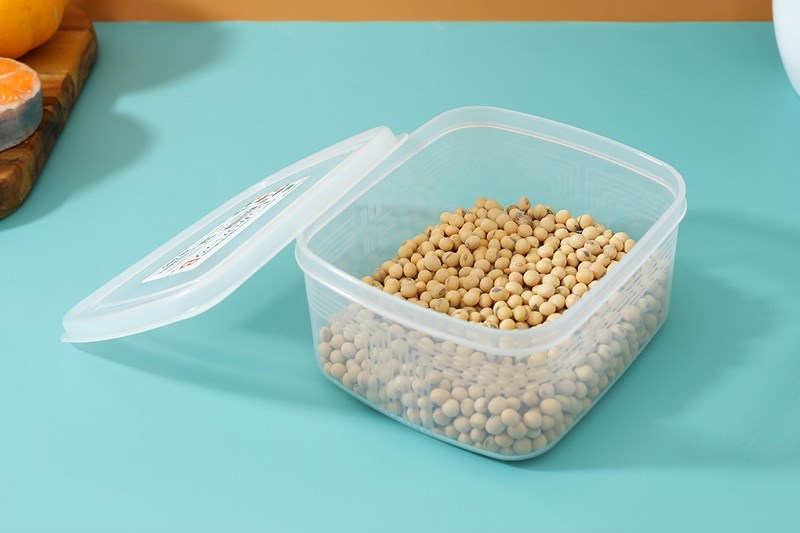 Hộp đựng thực phẩm nhựa 900 ml Nakaya K112 sở hữu thiết kế tinh tế với dạng hình hộp chữ nhật