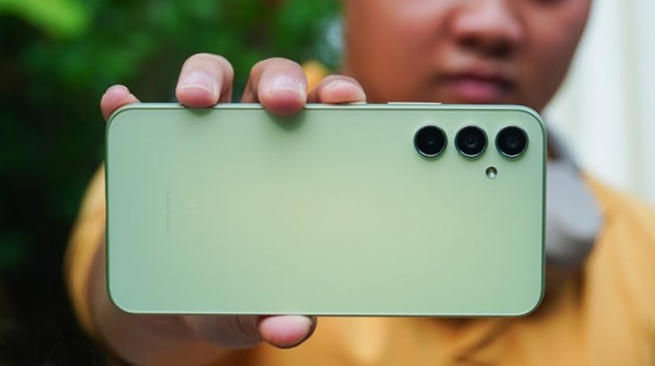 Màu xanh của Samsung Galaxy A34 dự kiến sẽ là cặp màu nổi bật, được nhiều người săn đón Màu xanh của Samsung Galaxy A34 dự kiến sẽ là cặp màu nổi bật, được nhiều người săn đón