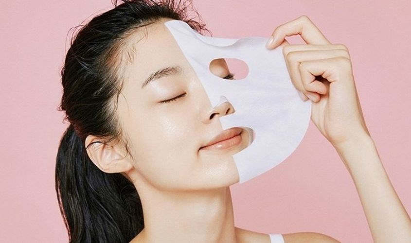 Đắp mặt nạ để dưỡng chất thẩm thấu vào da và rửa mặt lại với nước mát.