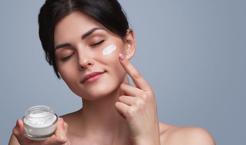 Khóa ẩm cho da bằng cách sử dụng kem dưỡng ẩm