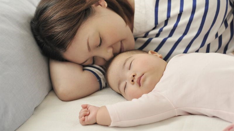 Sau sinh n&ecirc;n nghỉ ngơi hợp l&yacute; để gi&uacute;p c&acirc;n bằng hormone trong cơ thể