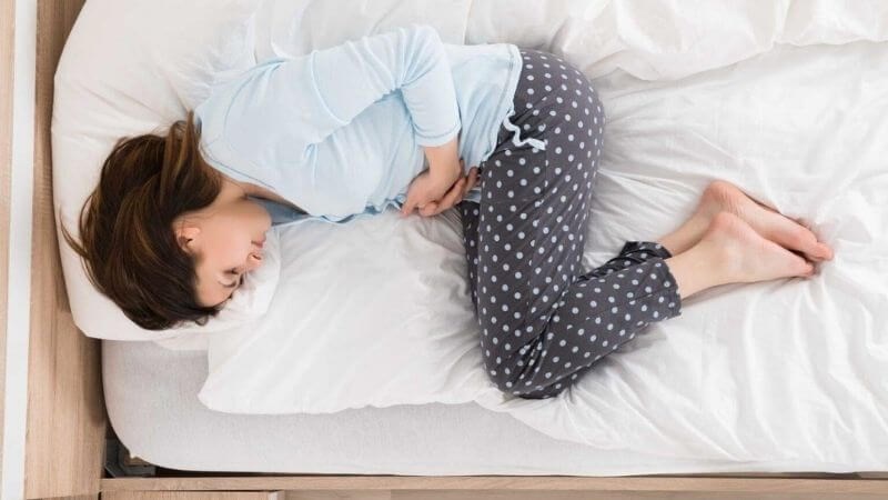 Khi đau bụng kinh dữ dội cần đến gặp b&aacute;c sĩ để được thăm kh&aacute;m