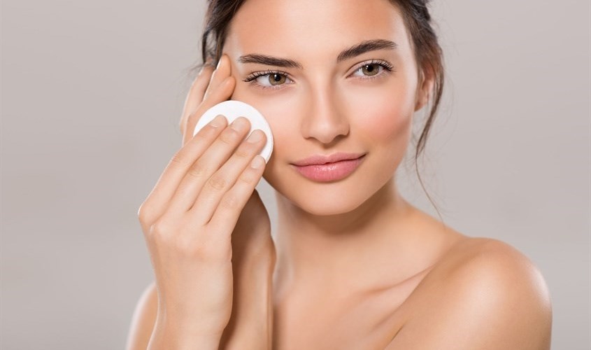 Nước tẩy trang và tầm quan trọng của việc tẩy trang với da nhạy cảm