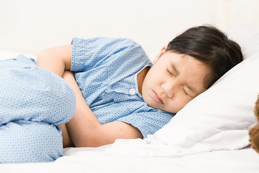 Trẻ đau bụng dữ dội thì bố mẹ cần đưa đến bác sĩ ngay