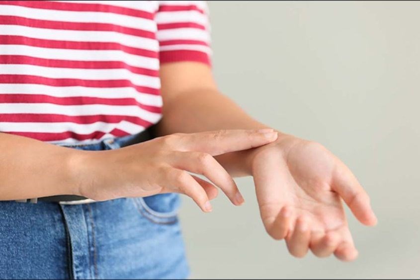 Các bước thực hiện mẹo nhìn cổ tay biết có thai không Các bước thực hiện mẹo nhìn cổ tay biết có thai không