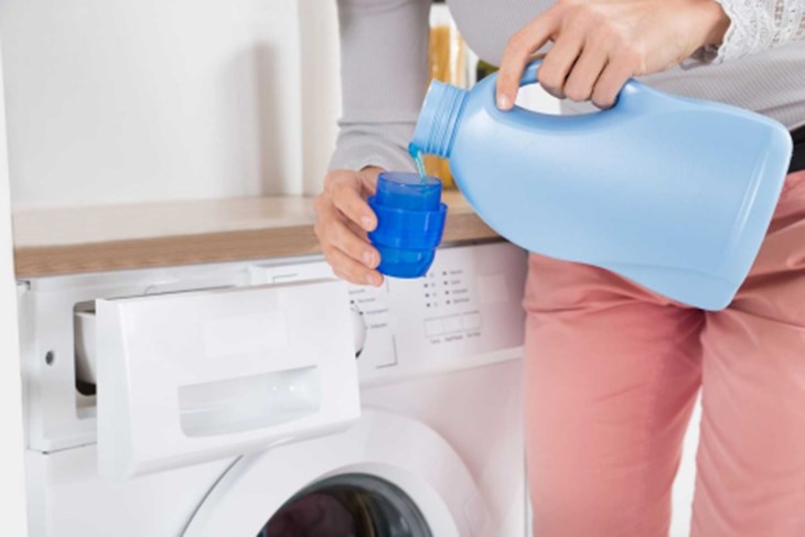 Sử dụng chất tẩy rửa nhẹ để giặt balo