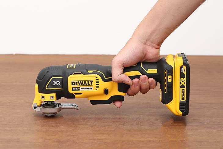 Máy cắt rung đa năng Dewalt DCS355D2-KR 18V (2 pin, 1 sạc) cắt được trên nhiều vật liệu khác nhau