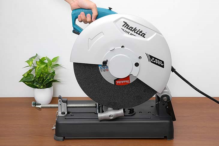 Máy cắt sắt Makita M2403B 2200W hoạt động theo cơ chế xoay tròn lưỡi cắt theo chiều kim đồng hồ