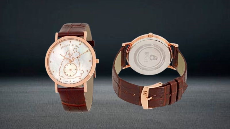 Khung viền đồng hồ được mạ vàng sang trọng