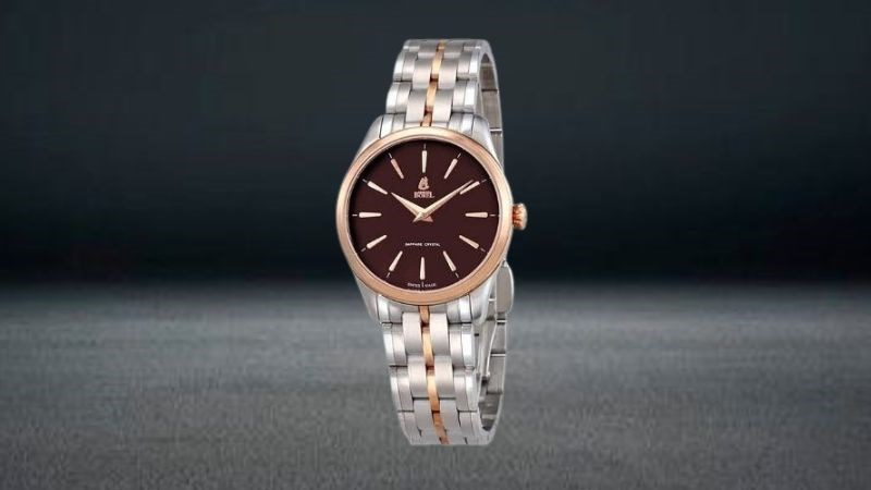 Khung viền đồng hồ được mạ vàng sang trọng