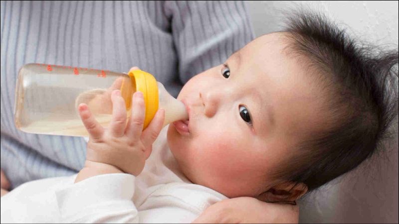 Cho trẻ bị thủy đậu uống nhiều nước