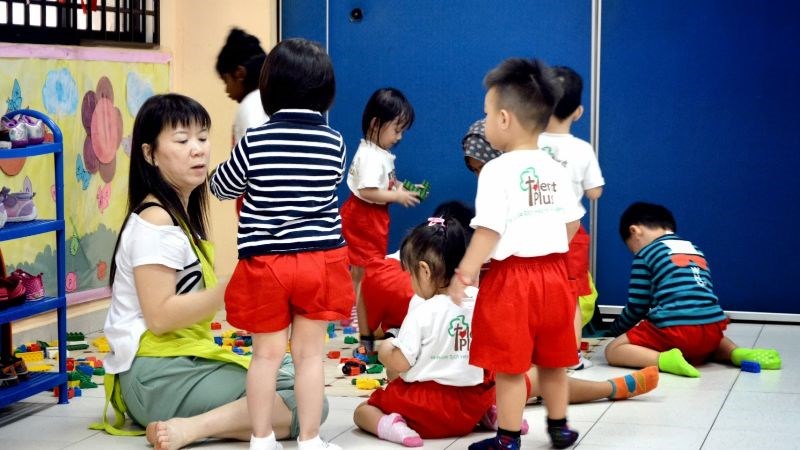 Hạn chế cho trẻ thủy đậu ra nơi đông người