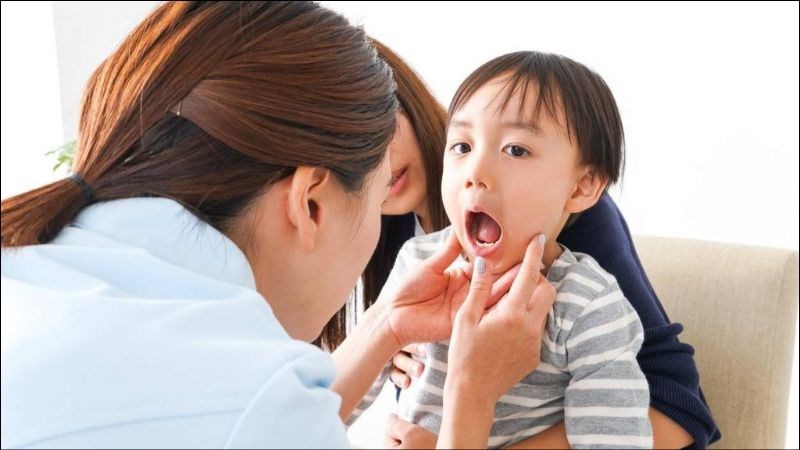 Cho trẻ đến gặp bác sĩ ngay khi có các dấu hiệu trên