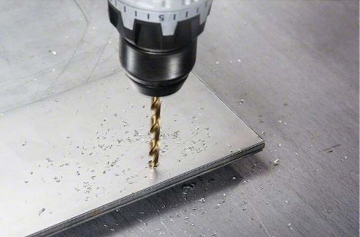 Trước khi khoan, bạn cần cố định bề mặt chắc chắn để tránh trơn trượt