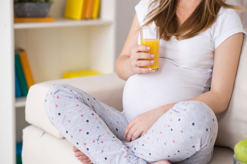 Mỗi ngày mẹ bầu chỉ nên uống từ 1 - 2 ly nước cam