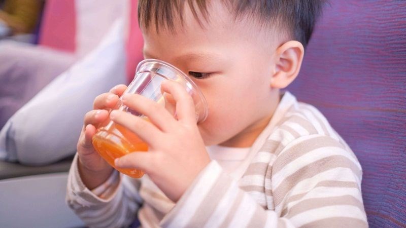 Cho trẻ uống nhiều nước, đặc biệt là nước hoa quả