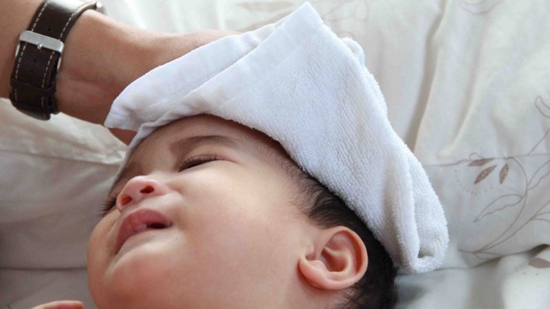 Theo dõi nhiệt độ và chườm mát cho trẻ