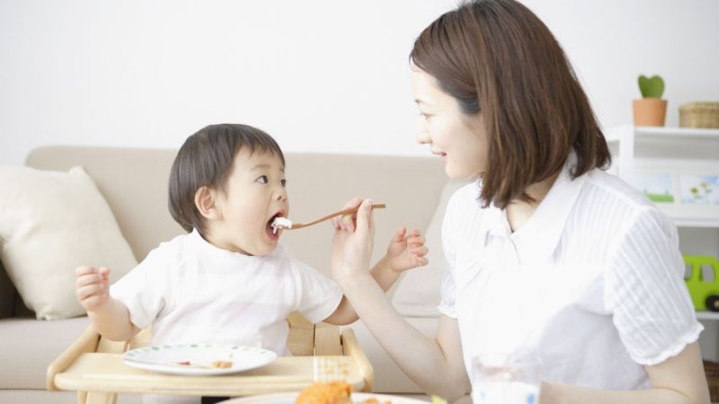 Cho trẻ ăn uống đầy đủ dinh dưỡng và hợp lý