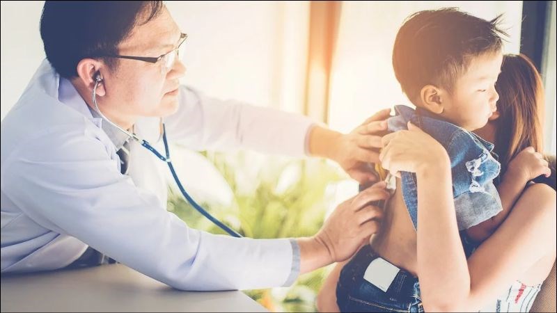 Đưa trẻ đến khám bác sĩ khi có các dấu hiệu trên
