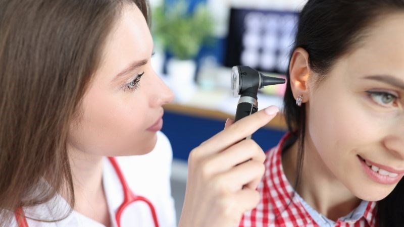 Bác sĩ sẽ thăm khám và nội soi tai để chẩn đoán và đưa ra chỉ định điều trị thích hợp Bác sĩ sẽ thăm khám và nội soi tai để chỉ định điều trị thích hợp