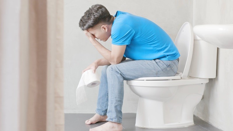 Tích tụ phân khi bị táo bón làm giảm lưu thông ruột.