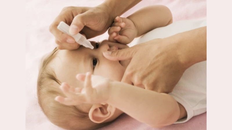 Rửa mắt bằng nước muối sinh lý ngay khi sữa mẹ dính vào mắt bé Rửa mắt bằng nước muối sinh lý ngay khi sữa mẹ dính vào mắt bé