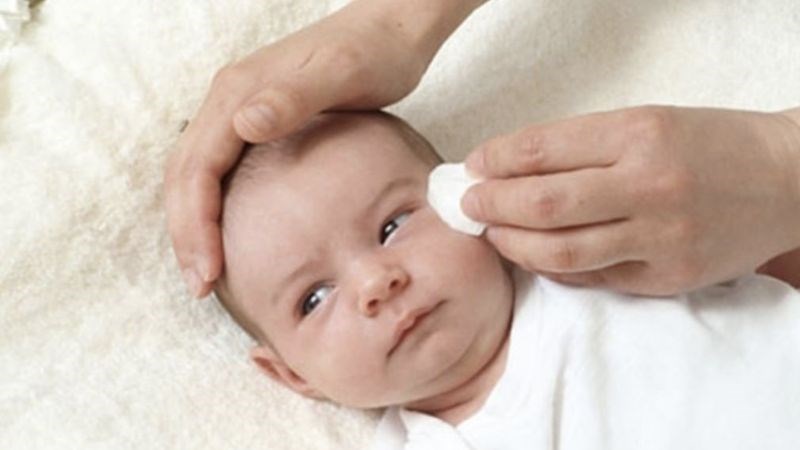 Sau khi vệ sinh mắt bé nên tiếp tục theo dõi trong vài ngày Sau khi vệ sinh mắt bé nên tiếp tục theo dõi trong vài ngày