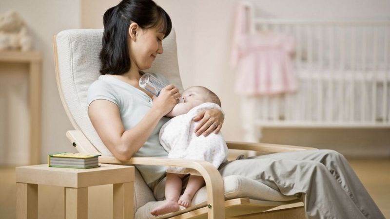 Việc bú bình đúng cách sẽ giảm tình trạng sữa dính vào mắt bé Việc bú bình đúng cách sẽ giảm tình trạng sữa dính vào mắt bé