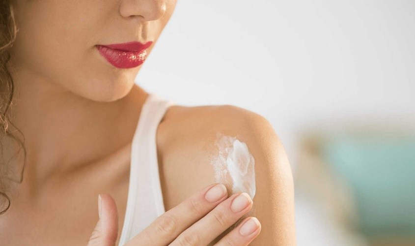 . Sữa dưỡng thể cho da nhạy cảm thường chứa các thành phần tự nhiên, không gây kích ứng