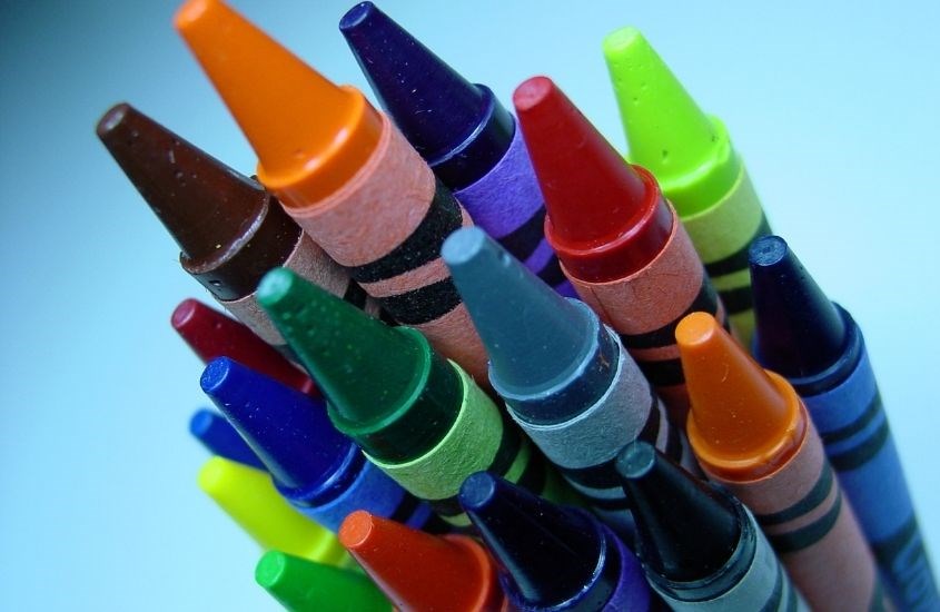 Mua bút sáp màu có lớp vỏ bao bọc để không dính tay bé