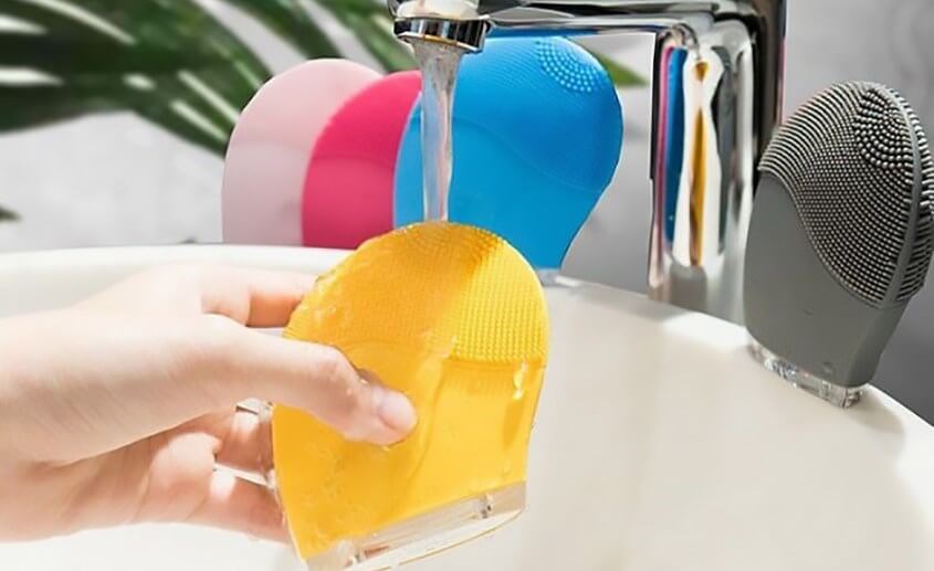 Vệ sinh máy rửa mặt Halio thường xuyên để máy luôn sạch sẽ và an toàn khi sử dụng